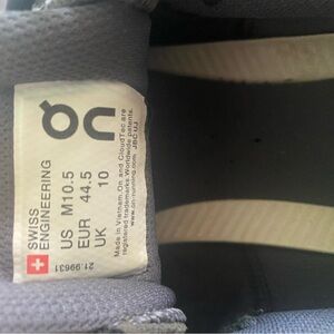 MENS. On clouds worn 2 times.